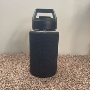 Black glass Hydrojug